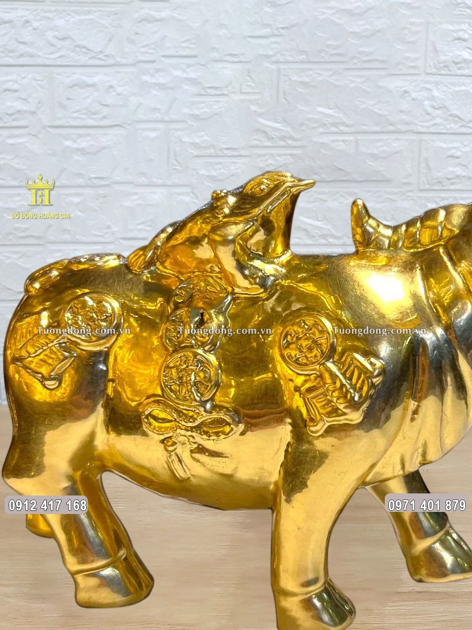 Toàn bộ bề mặt mạ vàng 24K sang trọng